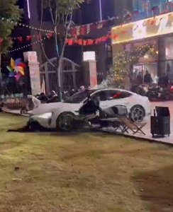 ​男子买小米SU7后在摩托车群相约“飙车”遭辱骂，持刀伤人致一人死亡，冲撞多