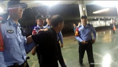 ​醉酒男子霸座又袭警 被行政拘留并追究刑事责任