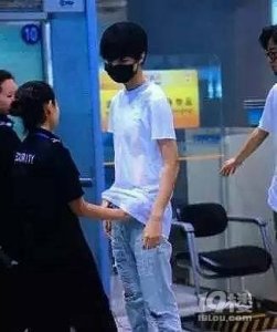 ​女安检员把男歌手“摸个遍”不单是炫耀