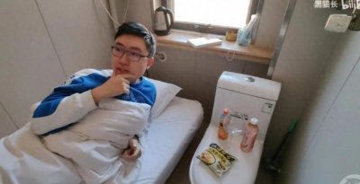​卫生间里放张床？郑州一民宿推“0室0厅1卫”床位房，挂牌价61元