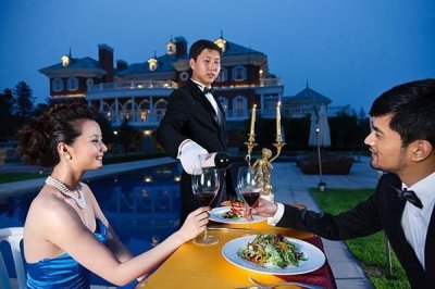 ​优雅的喝红酒句子(优雅的喝红酒男人)