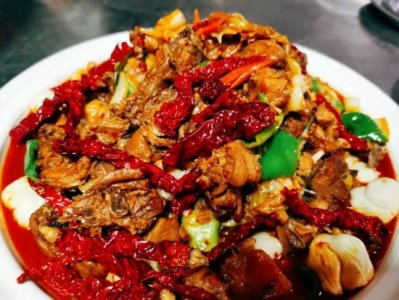 ​新疆大盘鸡的故事，要从40多年前说起……