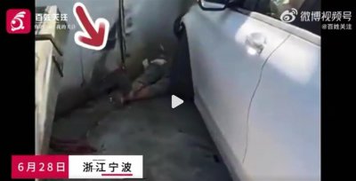 ​宁波一女司机驾奔驰来回撞击一男子，目击者称“撞了四五次”；派出所回应：正