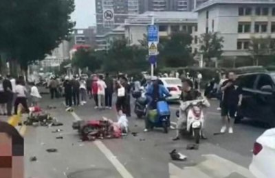 ​江苏盐城宝马车祸致2死6伤 知情人透露细节