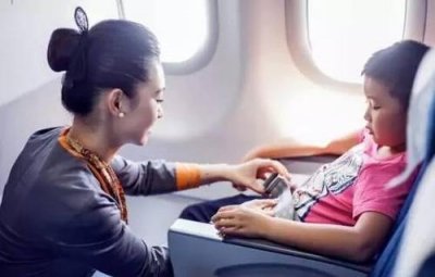 ​男孩独自乘机出国被逐下航班 航空公司：托管儿童超额