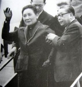 ​1937年，蒋经国回国，其母毛福梅叮嘱：见了宋夫人也要叫娘