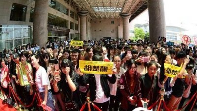 ​超女百强亮相 一百名超女将入驻“女声学院”
