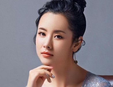 ​41岁结婚生子，44岁与丈夫对簿公堂离婚，被骂同性恋的她现如何？