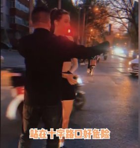 ​男子回应拦停谷爱凌合影不让走：不是故意的，当时有车让她小心一点