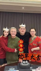 ​67岁赵本山与妻子同框，儿女合影庆生显温馨，一家人幸福满满
