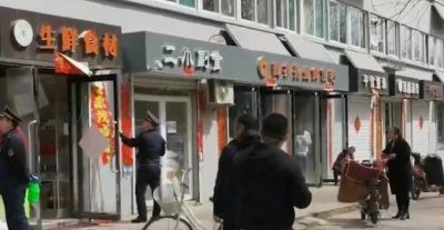 ​山西城管执法队沿街撕扯商户对联，市民不满，官方回应：这是为了城市整洁