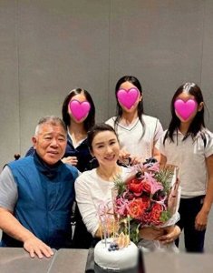 ​52岁黎姿与富商老公高调庆生！穿白T恤超减龄，被宠上天好幸福
