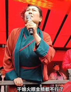 ​开封王婆一夜爆火，连韩国女留学生都找王婆说媒，现场气氛十足