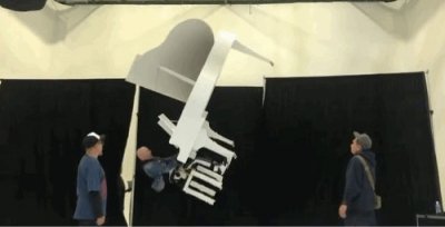 ​张卫健两次发文回应空中彩排意外坠地，大家却笑喷在评论区里