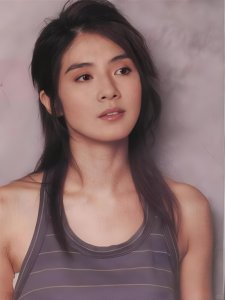 ​杨采妮欠债百万真相：消失6年复出，成龙160万天价片酬震惊香港