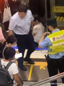 ​突发！上海地铁一大妈踩空掉进站台与列车缝隙，地铁门缝引争议