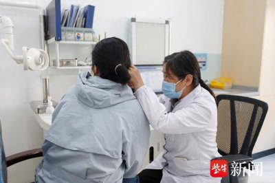 ​坐飞机时耳鸣胀痛？医生支招：科学应对可缓解，严重者应及时就医