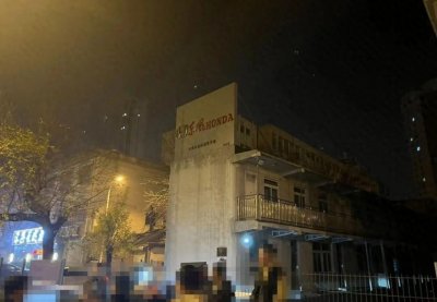 ​4S店暴雷后的抢车混战：半夜连车灯都不敢开 银行平板车被围堵多日