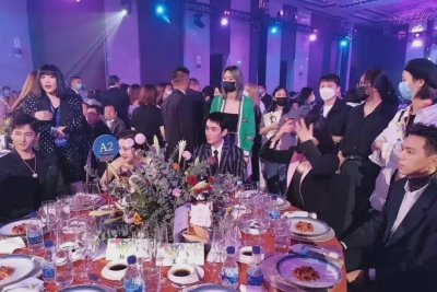 ​芭莎名场面又来了！合影无人敢站C位，baby远离陈伟霆和李现互让