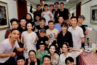 ​冯远征与66岁妻子同框，亲密搂肩秀恩爱，梁丹妮与老公似隔代