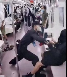 ​“女乘客被拖拽事件”引争议：西安地铁3个月前刚被投诉 涉事保安“无人认领”