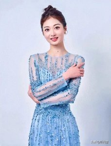 ​冯琳家世引热议：烟草局父亲与小店主母亲，如何托起主持新星？