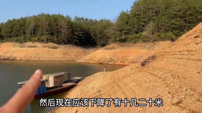 江西农村百亩水库干枯见底，村民走前一看不对劲，吓得哇哇大叫