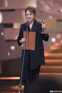 马丽获金鹰奖最佳女配角奖，得知何炅泪流满面后发长文感谢：你就是我的光！师
