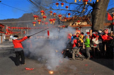 ​中国人过年为什么要放鞭炮？