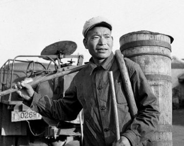 ​刘少奇诚挚地说：你掏大粪是人民勤务员，我当主席也是人民勤务员