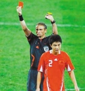 ​国足无影腿谭望嵩：一脚让对手不能生育，敢拿刀砍队友