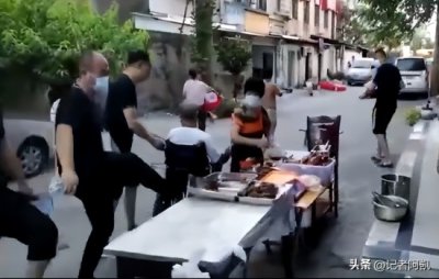 ​湖北一摊贩被城管踢翻桌子，谁给的勇气？官方通报：停职赔偿道歉