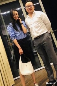 ​郑爽与装修公司和解，却被员工晒出素颜照，28岁皮肤枯黄肌瘦
