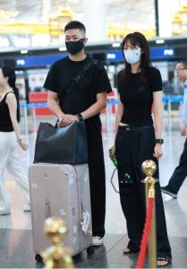 ​46岁李艾素颜炸街！老公变身人形保镖，这状态说26岁我都信！