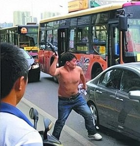 ​爱国青年蔡洋，12年为抵制日货猛砸日系车重伤车主，后来怎样了