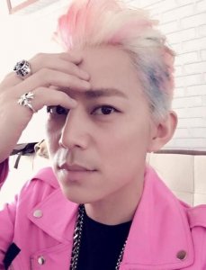 何炅晒彩虹头发型变杀马特 网友：还是何老师吗