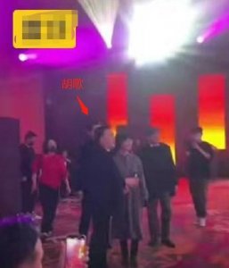 ​胡歌出席年会场面大，被人团团围住贴身护送，现场疑有上百人聚集