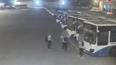 未成年人半夜进停车场自由驾驶公交车，如入无人之境？公交公司：已整改