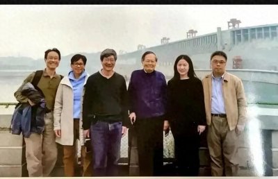 ​18年，杨振宁儿女从美国来看望父亲与翁帆，一家人在三峡其乐融融
