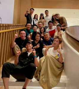 ​李光洁携妻女站最后，陈思诚稳坐同学聚会C位，网友：靳东没来？