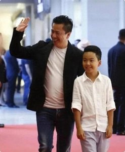 ​王中磊之子 18 岁王元也逆袭成型男，神似老爸引关注