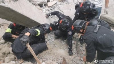 ​甘孜特警徒手刨土解救出一名被困男子