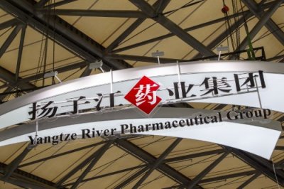 ​扬子江药业董事长徐镜人遗体已运回泰州，花店老板：当地的花店都在忙