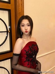 ​关晓彤红毯礼服惹争议, 造型师强硬回应：下次还穿！