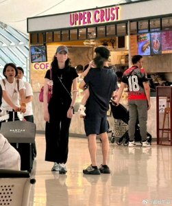 ＂学霸何猷君放话：小家庭＞大家族，网友：这波狗粮，甜中带刚！＂