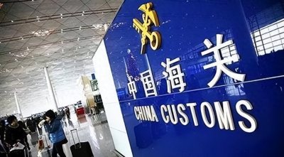 真吓人：女子身藏15条蛇、4只蜈蚣、1只蜥蜴，企图走私入境