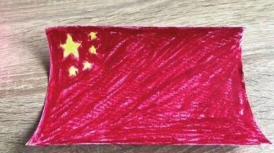 ​在乌华人拿口红画五星红旗：拿着国旗，没有人会打我了