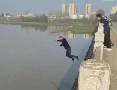 ​一跳忘暮年 激水见英雄，63大爷跳桥勇救落水女子，落水如何自救？