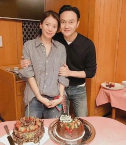 ​15岁张慕童用词不当引众怒，妈妈袁咏仪发文道歉：一家人爱国爱港