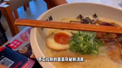 ​中国拉面馆在瑞典每天排长队
